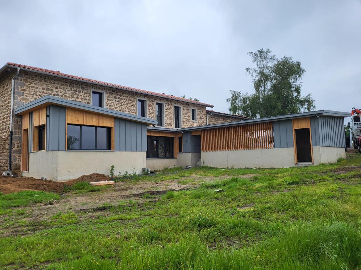 Maison, avec bardage mixte , bois aluminium à  joint debout