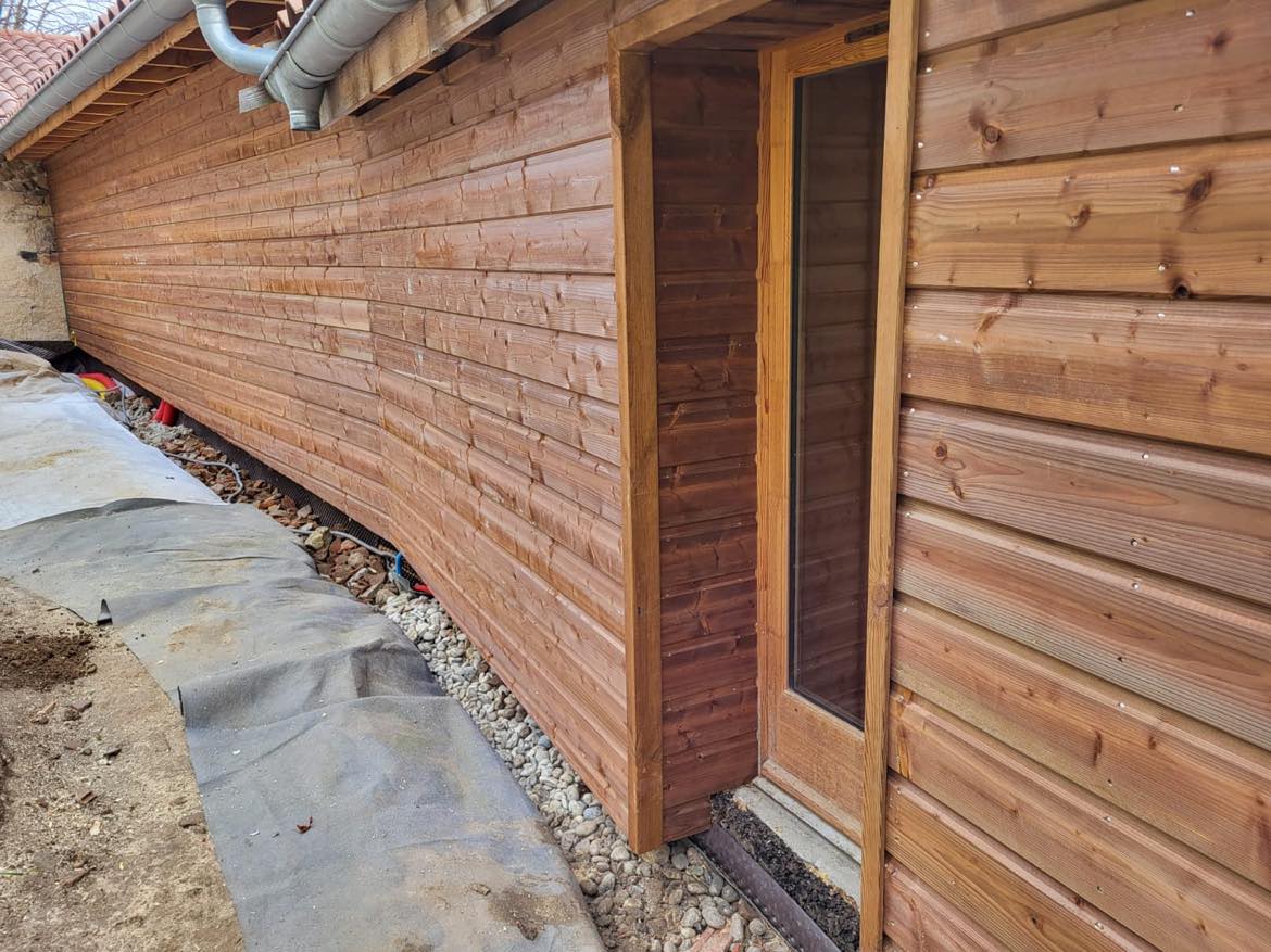 Maison, Isolation extérieure avec laine de bois et bardage épicéa autoclave marron